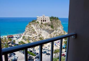 Admirari has rooms with a private hot tub