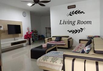 Sakura Homestay 4 bedrooms 12 pax- Eaton Hills Padang Kerbau Miri has Balcony rooms