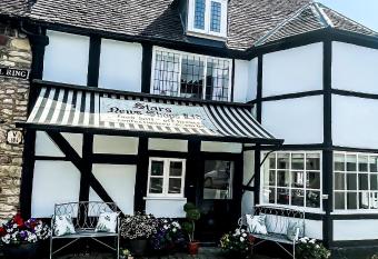 Humbug Cottage allows 18 year olds to book a room