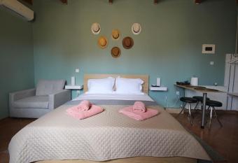 Pikinas Studios near ATH airport has Balcony rooms