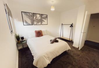 1 Bed New Build Apartment - Sleeps 4 - Free Parking - Close to City Centre allows 18 year olds to book a room