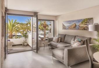 Marina View Porto Cari 24 has Balcony rooms