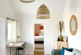 Maisonnette avec vue allows 18 year olds to book a room