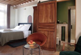 La Maison d en Bas des Seigneurs has Balcony rooms