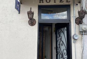 Hotel Central Pir  mides allows 18 year olds to book a room