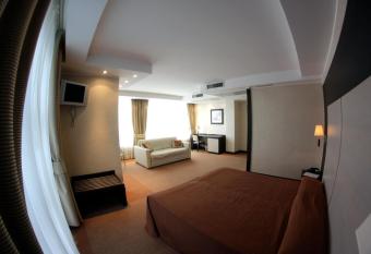 Hotel San Mauro has rooms with a private hot tub