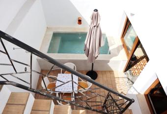 Patio de Agua de Alvor allows 18 year olds to book a room