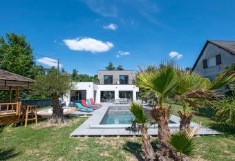 La Romaine moderne calme & luxueuse allows 18 year olds to book a room