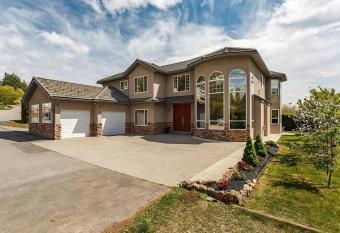 GreenLeaf 3 BDRM 2BTH Suite w/Private Entry allows 18 year olds to book a room