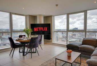 TALLEST BUILDING IN THE CITY CENTRE SLEEPS 5 incredible city mountain and Lagan views allows 18 year olds to book a room