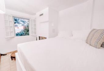 Konstantinos living allows 18 year olds to book a room