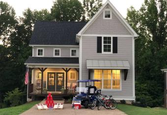 Bueller's Barrel House - Your Exquisite Getaway - Golf Cart Included has Balcony rooms