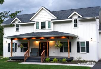 Snowgoose Pond Bed & Breakfast has Balcony rooms