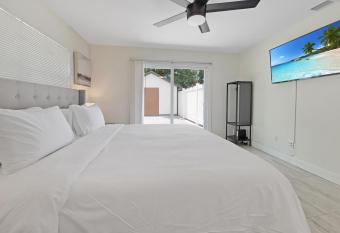 16 Guests Vacation Home with Detached Tiny House allows 18 year olds to book a room