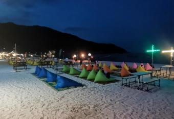 Haadrin village Fullmoon allows 18 year olds to book a room