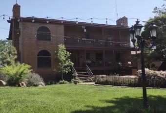 Rustic Rooms by Kings Canyon & Sequoia National Parks has Balcony rooms