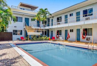 The Nook Hollywood few steps away from the Beach with pool and FREE PARKING has Balcony rooms