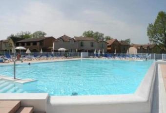 Appartement dans r  sidence de vacances has rooms with a private hot tub