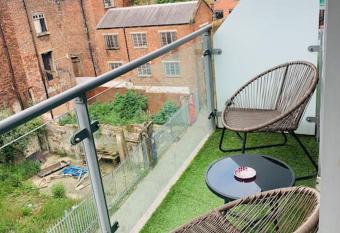 2 Bedroom FREE Parking by Concert Square sleeps 8 has Balcony rooms