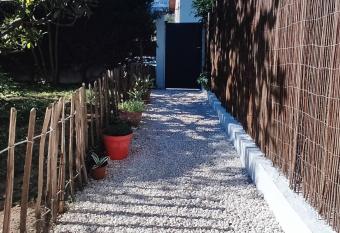 Superbe appartement avec jacuzzi avec jardin priv   has rooms with a private hot tub