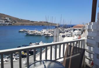 LAREROOMS 2 has Balcony rooms