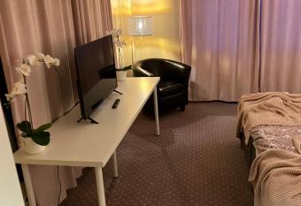 Noah Longstay allows 18 year olds to book a room