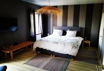 Le repos du gorille allows 18 year olds to book a room