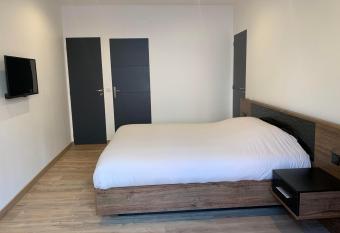 Chambre avec entr  e ind  pendante allows 18 year olds to book a room