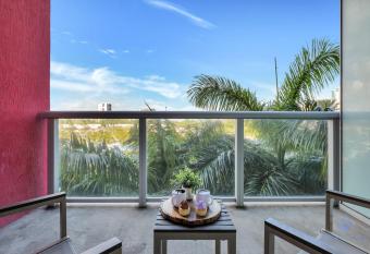 MODERN Resort Spectacular BALCONY POOL has Balcony rooms