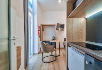 Tritoni Mini Studios - Valletta allows 18 year olds to book a room