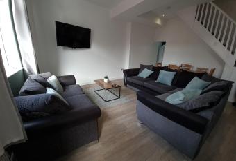 Ocean Pearl - 4 Bedroom House allows 18 year olds to book a room