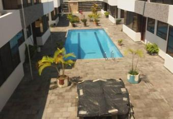 Casa Tonsupa, Esmeraldas has rooms with a private hot tub