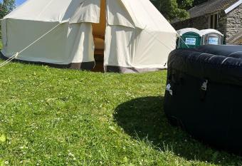 Tipi - Pengarreg has rooms with a private hot tub