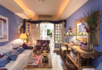 Morada das Fl  res allows 18 year olds to book a room