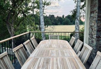 Appartement de luxe avec terrasse et jardin has Balcony rooms