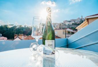 FEEL - Central Terrace has Balcony rooms