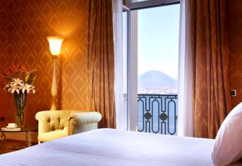 Eurostars Hotel Excelsior has rooms with a private hot tub