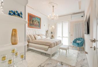 Suite La Fenice has Balcony rooms