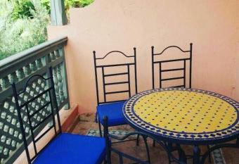 Belle appartement    la palmeraie                                                        has rooms with a private hot tub