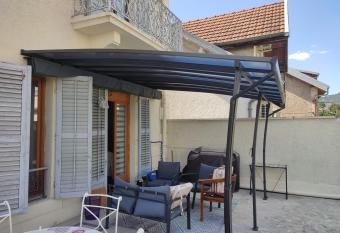 bedroom allows 18 year olds to book a room