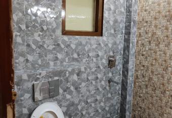 1BHK entire floor with full kitchen and 2 halls very spacious Near Medanta hospital has rooms with a private hot tub