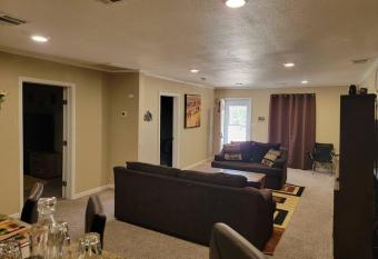 City Cottage 2BR/1BA Near Downtown allows 18 year olds to book a room