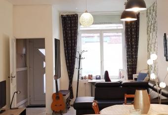 Agr  able maison familiale toutes commodit  s    pied has Balcony rooms