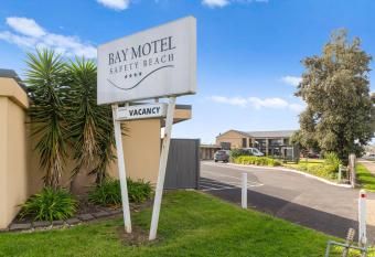 Bay Motel Safety Beach has rooms with a private hot tub