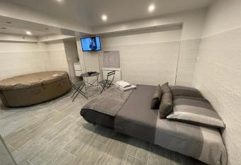 Le Cocon has rooms with a private hot tub