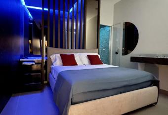 Luxury Room Suites Benevento has rooms with a private hot tub