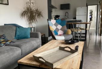 Joli appartement 40 m2 avec jardin et terrasse allows 18 year olds to book a room