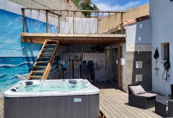 gruissan village maison chaleureuse 2 terrasses et jacuzzi allows 18 year olds to book a room