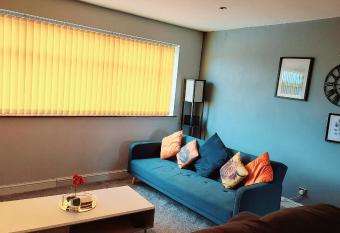 HILLTOP PLACE Suites Near Doncaster RaceCourse has Balcony rooms