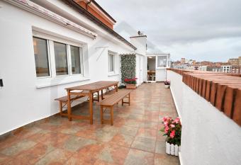 Espectacular   tico a un paso del Centro de Gij  n allows 18 year olds to book a room